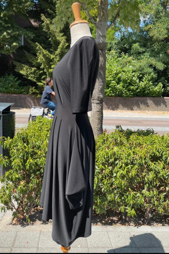 Zwarte eigenwijze jurk Sunlight maat 34/36, Kleding | Dames, Jurken, Zo goed als nieuw, Maat 34 (XS) of kleiner, Zwart, Knielengte