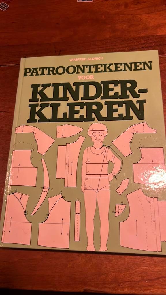 Patroontekenen voor kinderkleren - Winifred Aldrich, Boeken, Hobby en Vrije tijd, Zo goed als nieuw, Ophalen of Verzenden