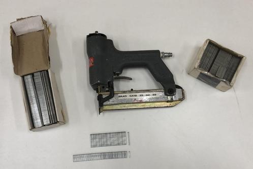 Senco brad tacker voor spijkers tot 38 mm 75 euro met spijke, Doe-het-zelf en Verbouw, Gereedschap | Handgereedschap, Gebruikt