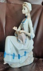 Beeldje meisje met borduurwerk- casades, Antiek en Kunst, Ophalen of Verzenden