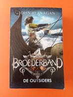 John Flanagan – Broederband Boek 1 De outsiders, Ophalen of Verzenden