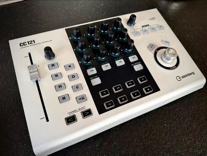 Cubase CC121 controller van Steinberg (zeer goede staat), Muziek en Instrumenten, Midi-apparatuur, Gebruikt, Ophalen of Verzenden