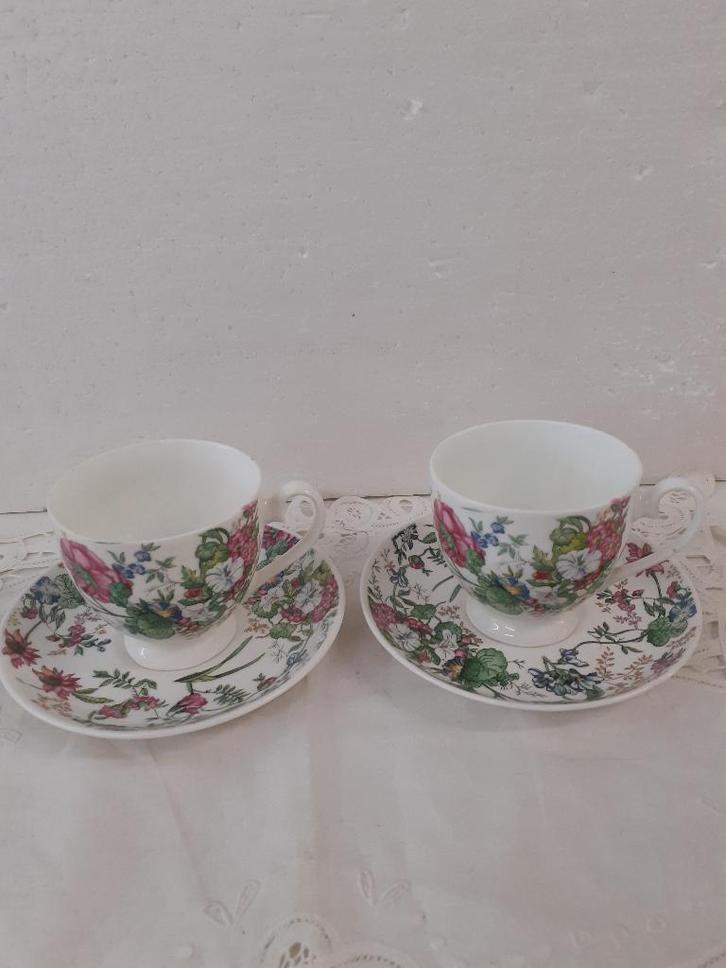 Balmoral Castle England - 2 mooie gebloemde kop en schotels, Antiek en Kunst, Antiek | Servies los, Ophalen of Verzenden