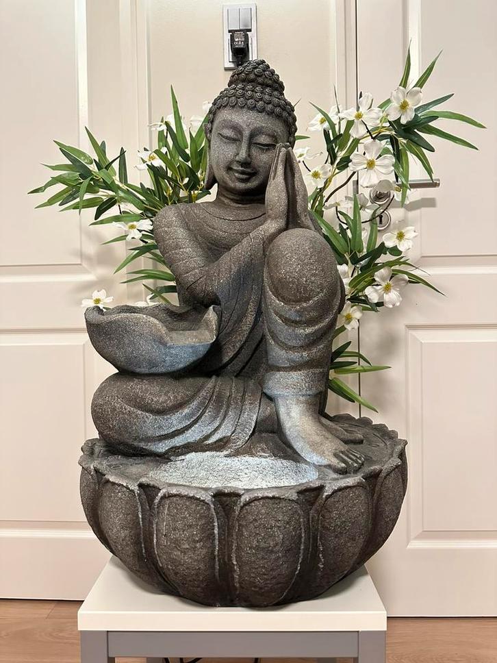 Prachtig Boeddhabeeld met waterornament, Tuin en Terras, Tuinbeelden, Zo goed als nieuw, Boeddhabeeld, Kunststof, Ophalen