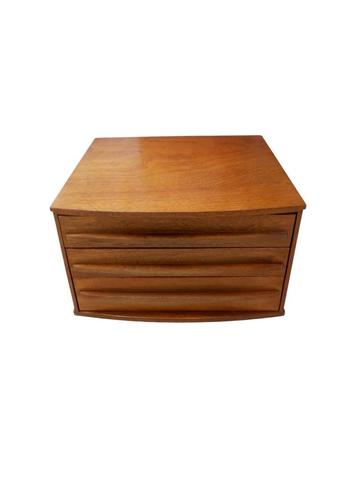 Vintage opberger met lades beschikbaar voor biedingen