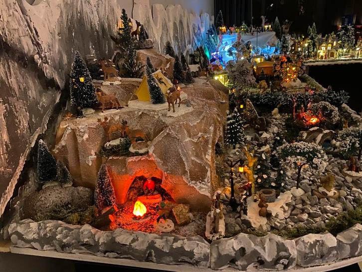 Groot Kerstdorp met Verlichting en Kersthuisjes, Diversen, Kerst, Gebruikt, Ophalen