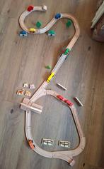 Houten treinbaan met trein auto's gebouwen bomen brug bel, Ophalen of Verzenden, Zo goed als nieuw, Duw- of Trekspeelgoed