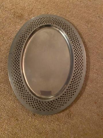 Metalen Schaal met Open Rand beschikbaar voor biedingen