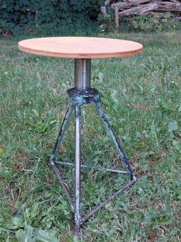 Oude Vintage Industriele Kruk Tafeltje beschikbaar voor biedingen