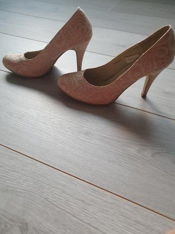 Roze hakken met wit kant beschikbaar voor biedingen