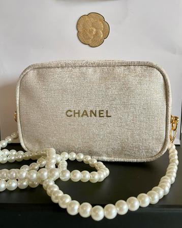 Chanel Beauté tasje met parel-schouderketting nieuw