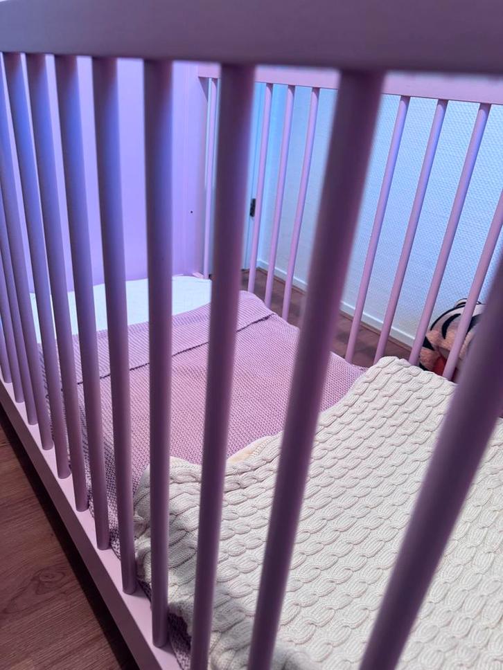 Mooi rose Bopita ledikant met nieuw matras, Kinderen en Baby's, Babywiegjes en Ledikanten, Zo goed als nieuw, Ledikant, Ophalen