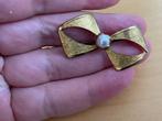 Vintage Broche goudkleurige strik faux parel, Overige materialen, 4 tot 7 cm, Ophalen of Verzenden, Zo goed als nieuw