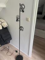 Staande zwarte lamp met smoke glass, Huis en Inrichting, Lampen | Vloerlampen, Ophalen, Zo goed als nieuw