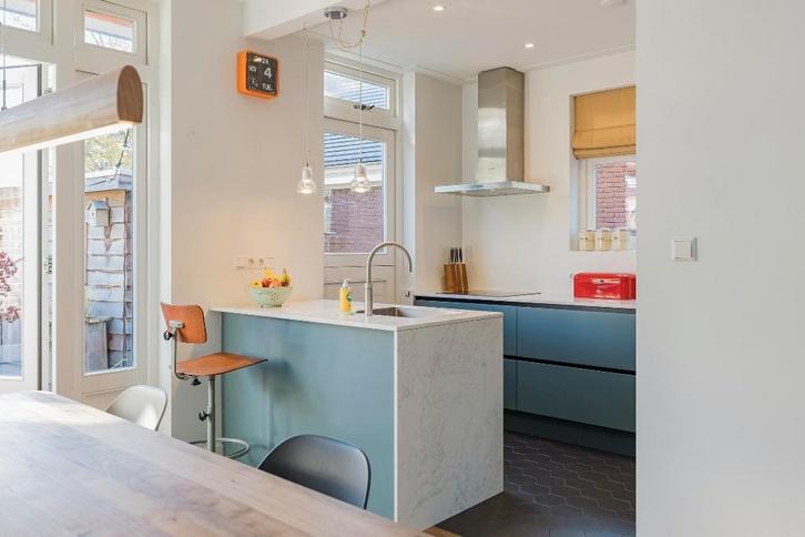 Keuken met schiereiland en apparatuur uit 2019, Huis en Inrichting, Keuken | Complete keukens, Gebruikt, Greeploos, Met kookeiland