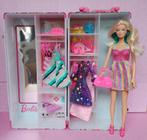 BA43 Barbie met metalen kledingkast en garderobe 1, Ophalen of Verzenden, Gebruikt, Overige typen