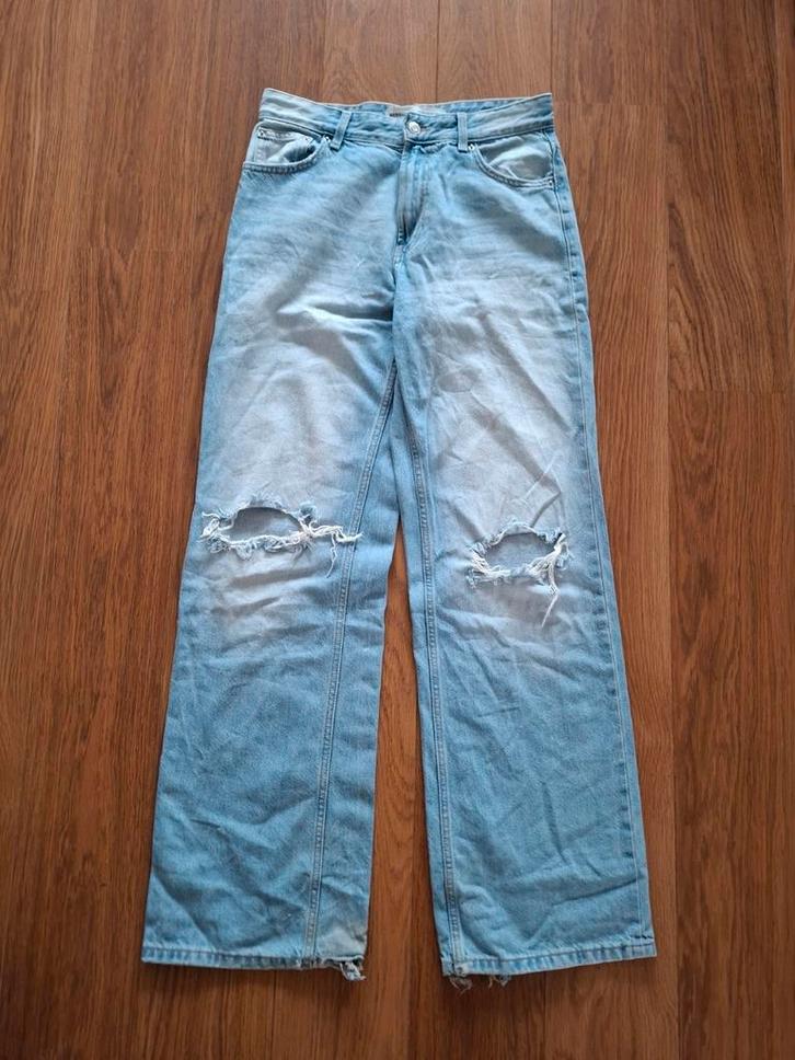 Bershka spijkerbroek met gaten 38, Kleding | Dames, Broeken en Pantalons, Gedragen, Maat 38/40 (M), Blauw, Lang, Ophalen of Verzenden