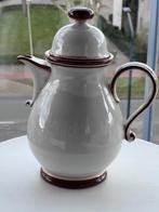Een antieke theepot in de kleur wit met bruin., Ophalen