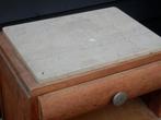 nachtkastje met marmeren plaat en bewerkt hout, Huis en Inrichting, Slaapkamer | Nachtkastjes, Ophalen, Gebruikt, Minder dan 45 cm