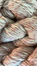 Gesponnen merino wol. Rose wit. 338 gram, Hobby en Vrije tijd, Ophalen of Verzenden, Nieuw, Breien of Haken, Wol of Garen