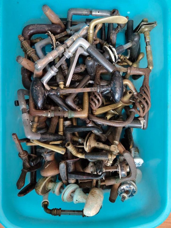 Partij oude deurklinken en beslag, Doe-het-zelf en Verbouw, Hang- en Sluitwerk, Gebruikt, Klink of Kruk, IJzer, Ophalen