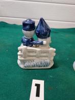 beeld delfts stel op bankje ( linker is verkocht), Verzamelen, Beelden en Beeldjes, Ophalen of Verzenden