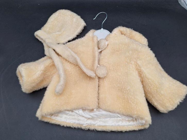 oud dik poppenjasje met must, jaren 40, Verzamelen, Poppen, Zo goed als nieuw, Pop, Ophalen of Verzenden