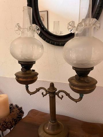 Antieke dubbele olielamp beschikbaar voor biedingen