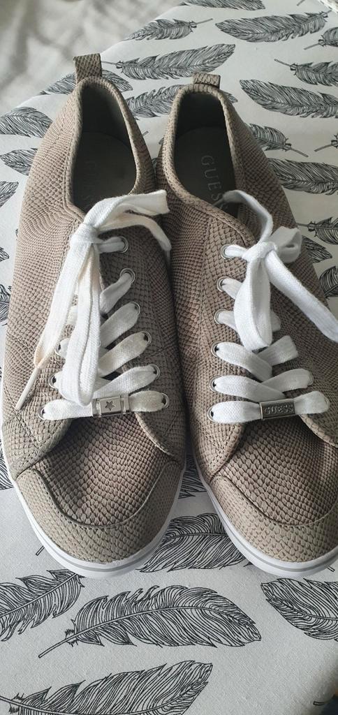 2 paar GUESS SNEAKERS....maat 42...BEIGE en GRIJS, Kleding | Dames, Schoenen, Gedragen, Sneakers of Gympen, Beige, Ophalen of Verzenden