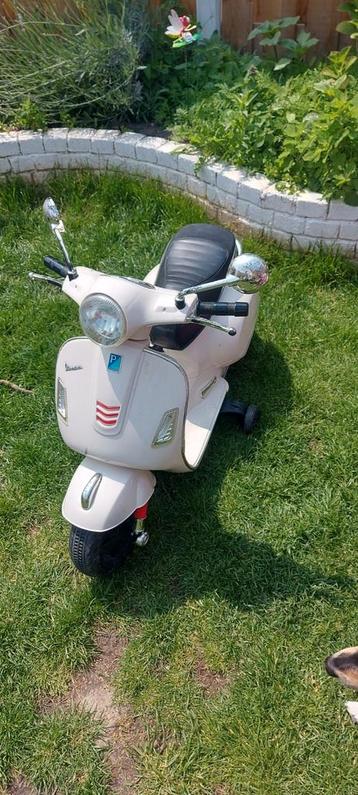 Witte electrische kinder vespa nieuwe accu beschikbaar voor biedingen