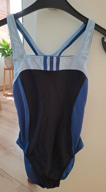 Te koop een sportbakdpak van Adidas maat 42 beschikbaar voor biedingen
