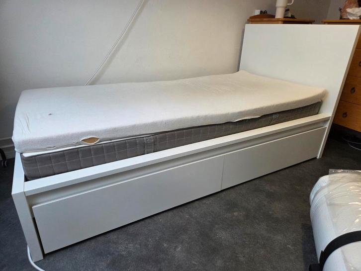 IKEA MALM bed 90x200 met matras en topper, Huis en Inrichting, Slaapkamer | Bedden, Gebruikt, Eenpersoons, 90 cm, 200 cm, Hout