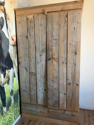 Steigerhouten kledingkast beschikbaar voor biedingen