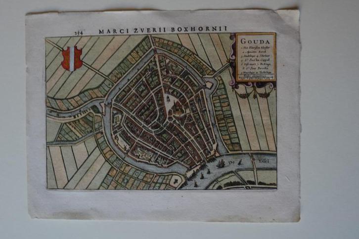 GOUDA Handgekleurde plattegrond gravure 1732 BOXHORNII E3, Boeken, Atlassen en Landkaarten, Gelezen, Landkaart, Nederland, Voor 1800
