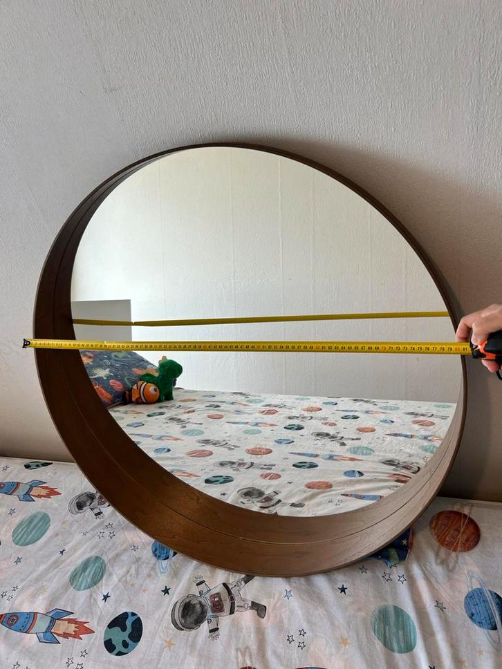 Spiegel met Walnootfineer en Plankje - 80 cm, Huis en Inrichting, Woonaccessoires | Spiegels, Zo goed als nieuw, 75 tot 100 cm