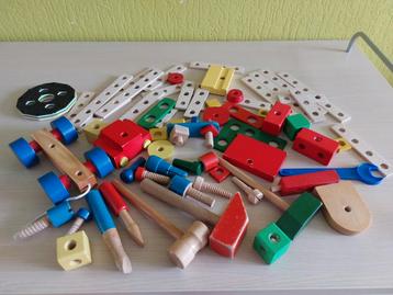 Houten Constructiespeelgoed - Bouwset met schroeven + moeren beschikbaar voor biedingen