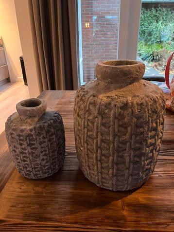Ptmd 2 grijze, stenen vazen beschikbaar voor biedingen