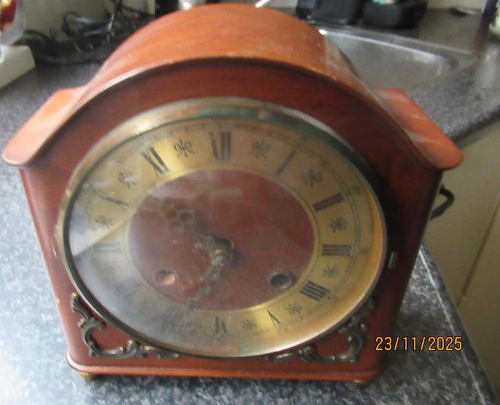 OUDE HOUTEN SCHOORSTEENMANTEL-KLOK+ SLEUTEL- WAMDA, Antiek en Kunst, Antiek | Klokken, Ophalen of Verzenden