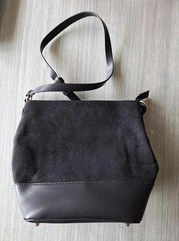 Zwarte schoudertas suede met leer. beschikbaar voor biedingen