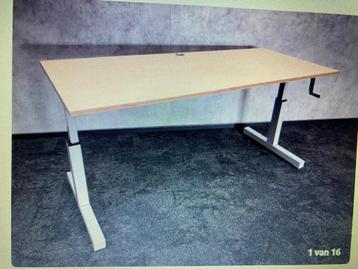 Bureau handmatig verstelbaar.  