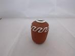 vintage terracotta vaasje met witte tekening, Gebruikt, Aardewerk of Porselein, Oranje, Ophalen of Verzenden