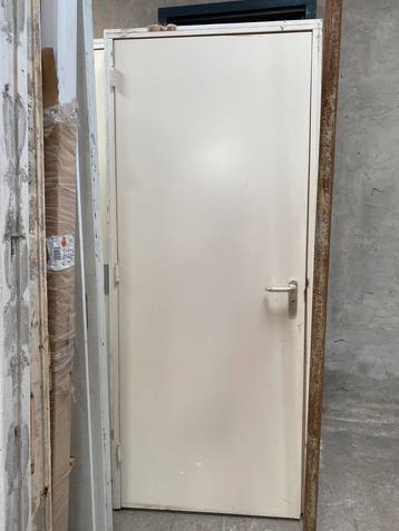 BINNENDEUREN MET KOZIJN (B83-88-93xH211) beschikbaar voor biedingen