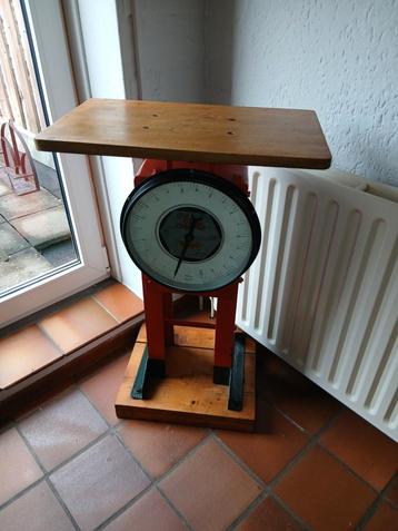 Vintage Industriële Weegschaal Bijzettafel  beschikbaar voor biedingen