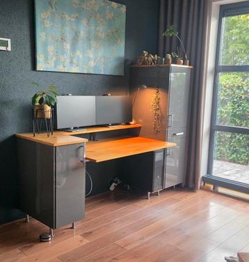 Bureau met eiken bladen en Ikea kasten beschikbaar voor biedingen