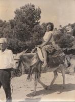 Vrouw op een Ezel jaren 60-70 Middellandse Zee gebied, Gebruikt, Verzenden, Foto, Voor 1940