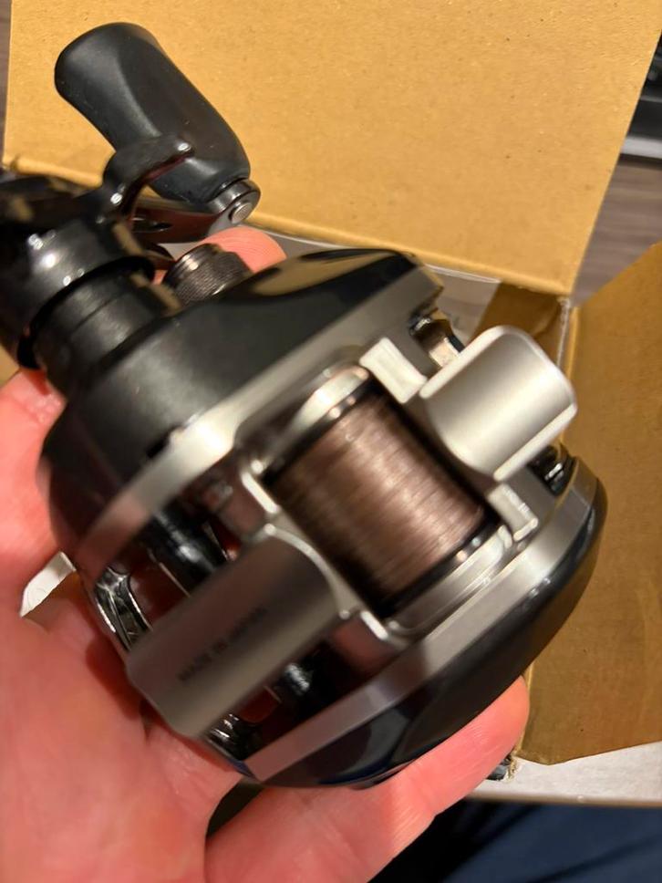 Daiwa reel SV105HS L zgan, Watersport en Boten, Hengelsport | Roofvissen, Zo goed als nieuw, Molen, Ophalen of Verzenden