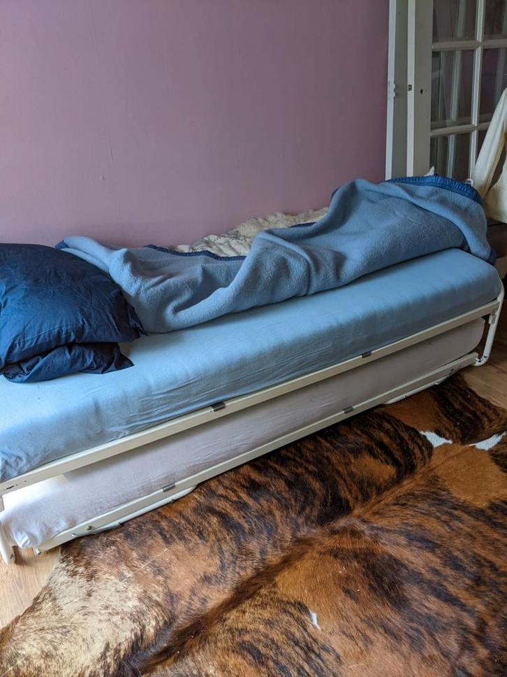 Diverse bedden en onderschuif bedden 90x200, Huis en Inrichting, Slaapkamer | Bedden, Zo goed als nieuw, Eenpersoons, 90 cm, Hout