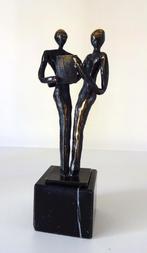 Brons legering beeldje twee staande figuren met boek 6408-b, Antiek en Kunst, Kunst | Designobjecten, Ophalen of Verzenden