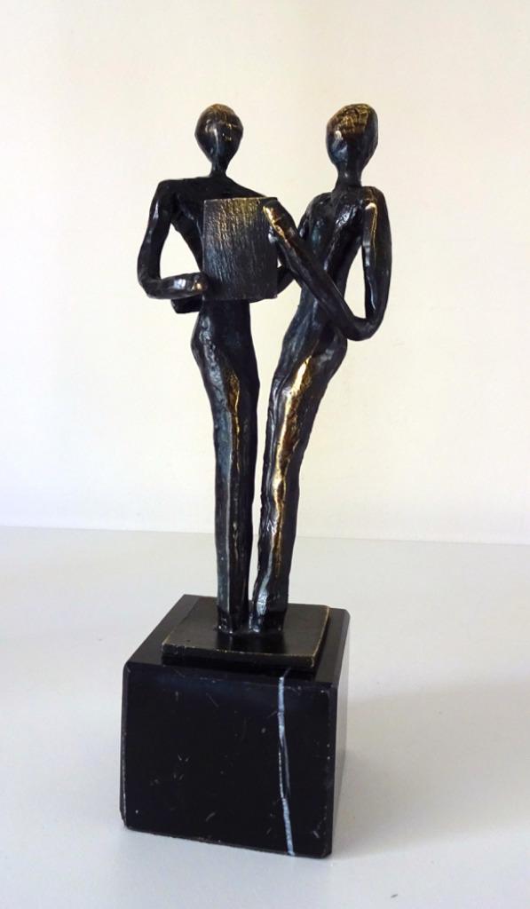 Brons legering beeldje twee staande figuren met boek 6408-b, Antiek en Kunst, Kunst | Designobjecten, Ophalen of Verzenden