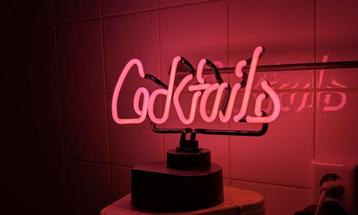 Neon lapm "Cocktails" beschikbaar voor biedingen